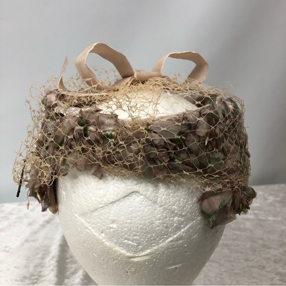 Vintage pillbox hat floral w/netting - Picture 3 of 7